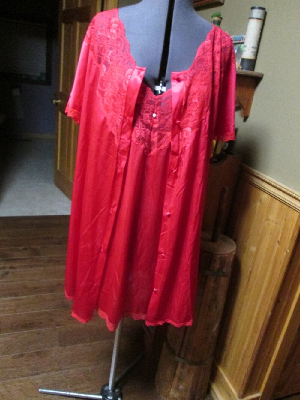 Vtg Lorraine 2 pc Peignoir lace and pearls and Red glam lg